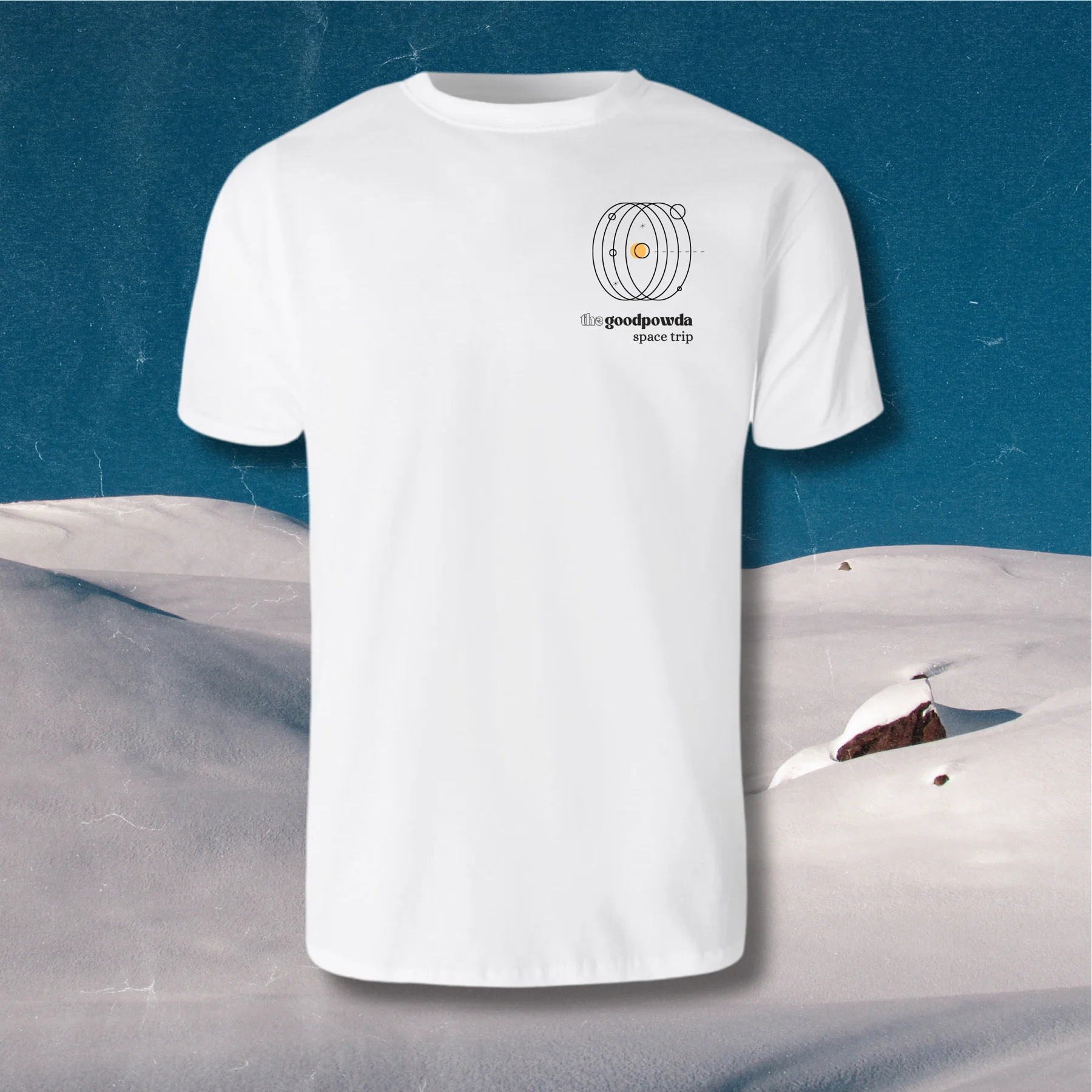 Camiseta Space Trip sobre nieve y cielo azul
