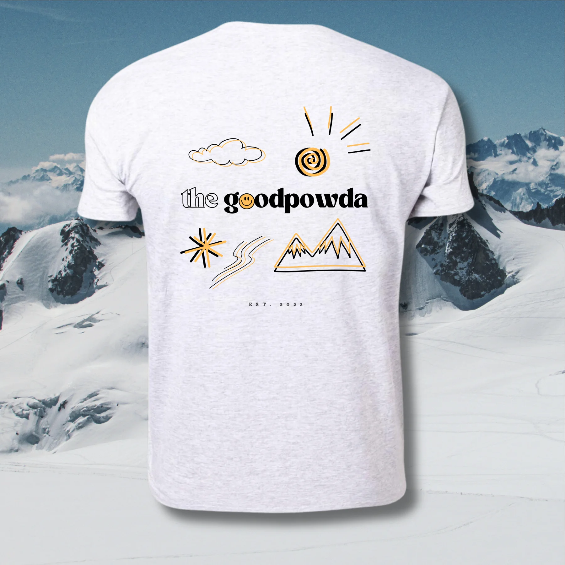 Camiseta con montañas, sol en espiral y logo, sobre los Alpes nevados